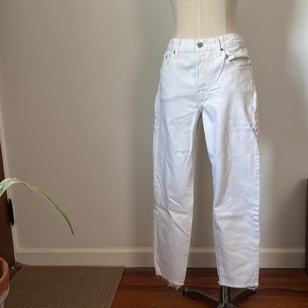 Levi’s wedgie straight unfinished hem white denim